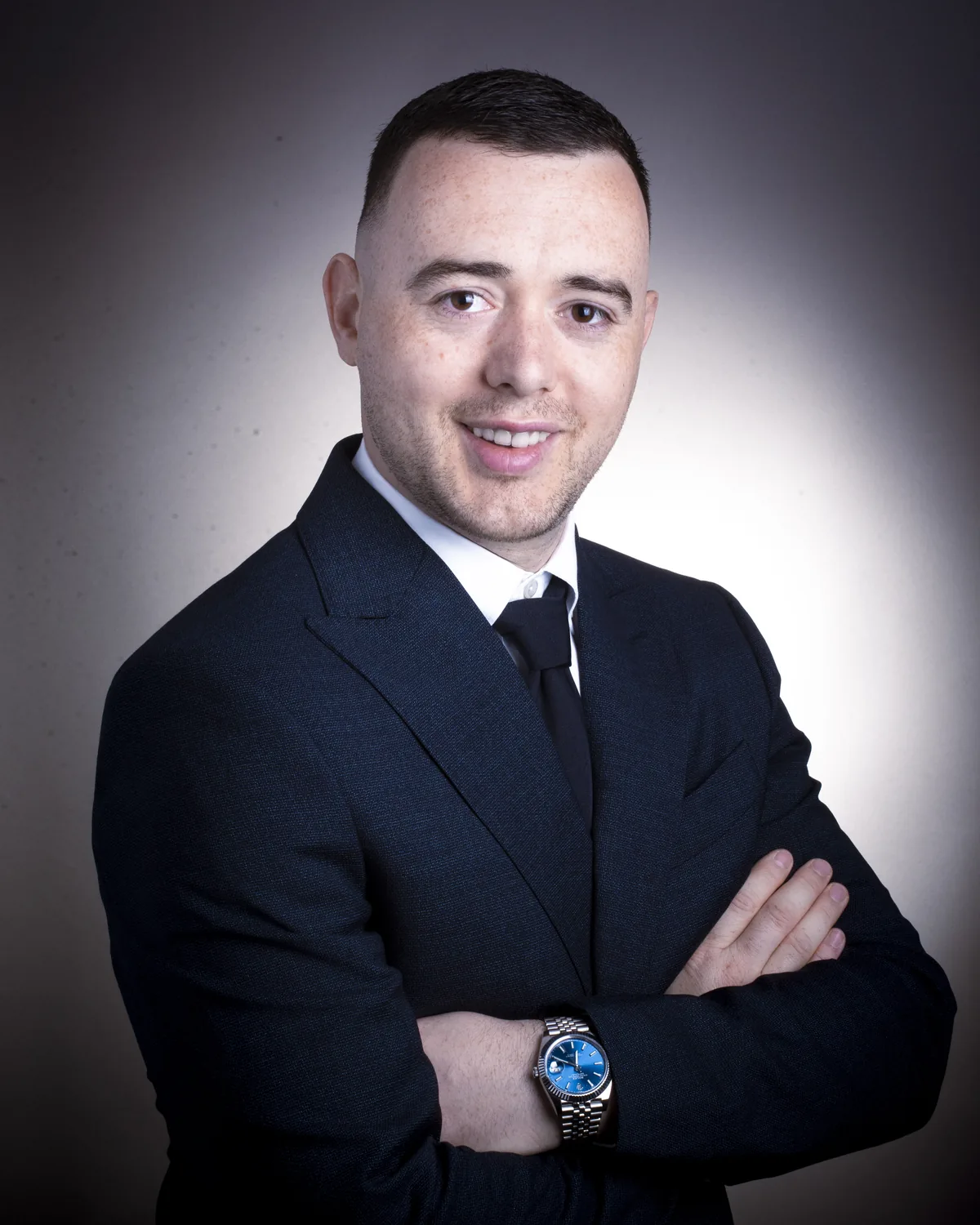 Portret van Arban Zguri, zaakvoerder van Bora Clean Group, in kostuum, met gekruiste armen