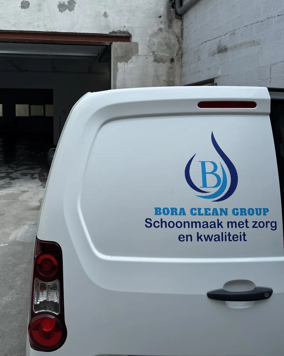 De bestelwagen van Bora Clean Group, met het logo op de achterdeur