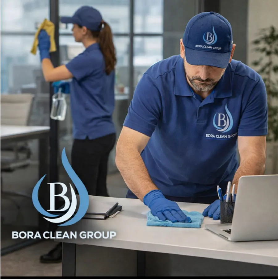 Un agent Bora Clean nettoie un poste de travail dans un bureau
